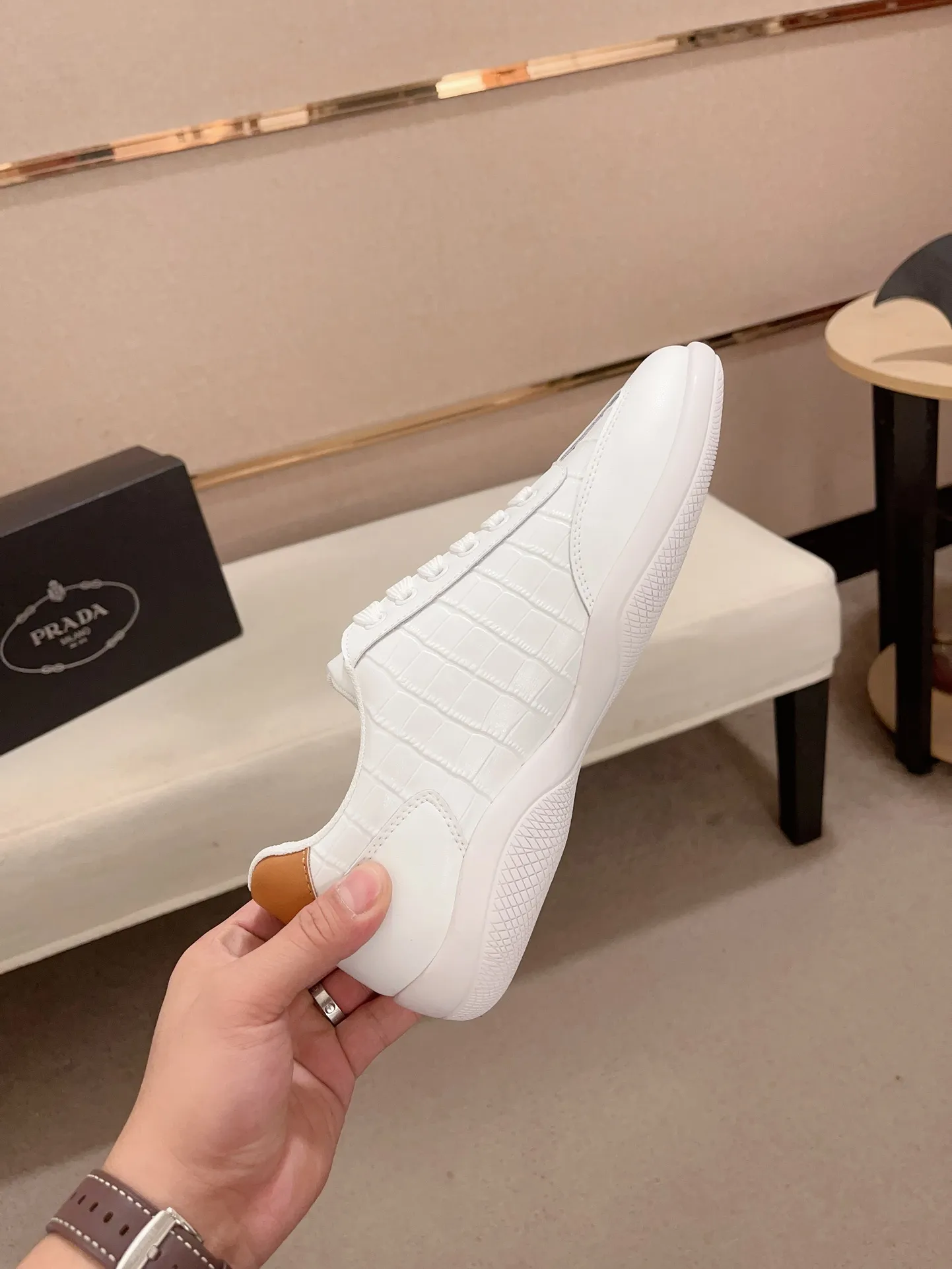 Factory price 420💰 ✔️✔️✔️The new PRADA (Prada) counters are launched simultaneously. The new men's shoes and 😘fabrics are made of selected first-layer cowhide ➕ breathable mesh technology. Lining: Full sheepskin lining. 👍🏿 High-end ☄️ air-cushion molded anti-slip rubber outsole, exquisite lines, simple and elegant, comfortable and high-end for leisure travel. Code number: 38 to 44 (45 can be customized)